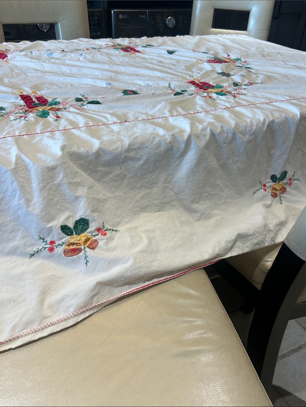 Vintage White Tablecloth with Red and Green Embroidered Wreath Motifs - Picture 10 of 14